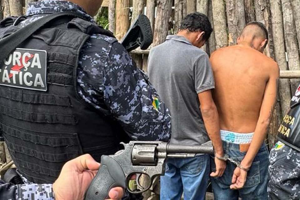 Força Tática do 1º prende dupla com arma e drogas no centro
