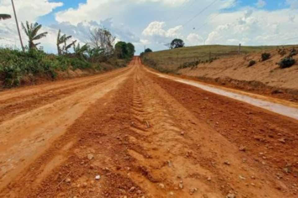 Serviços de patrolamento e drenagem são realizados na Linha 9 da rodovia 010