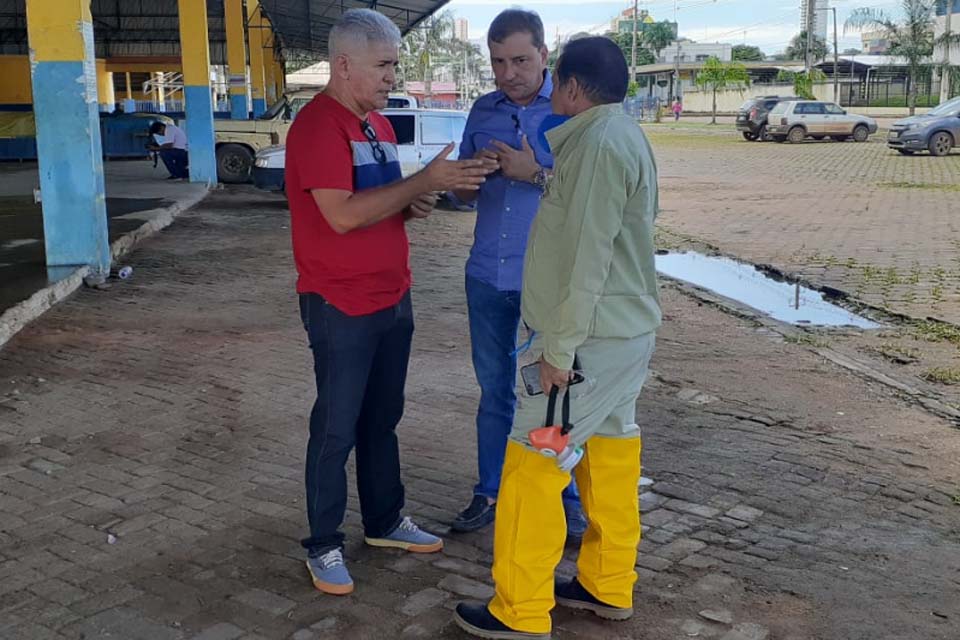 Prefeito  Hildon Chaves acompanha desinfecção da Feira do Produtor Rural