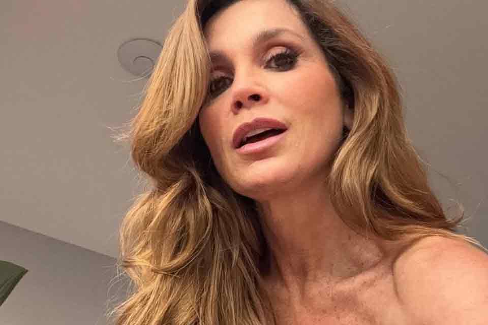 Flávia Alessandra relembra críticas por foto de maiô cavado: “Tão absurdo”