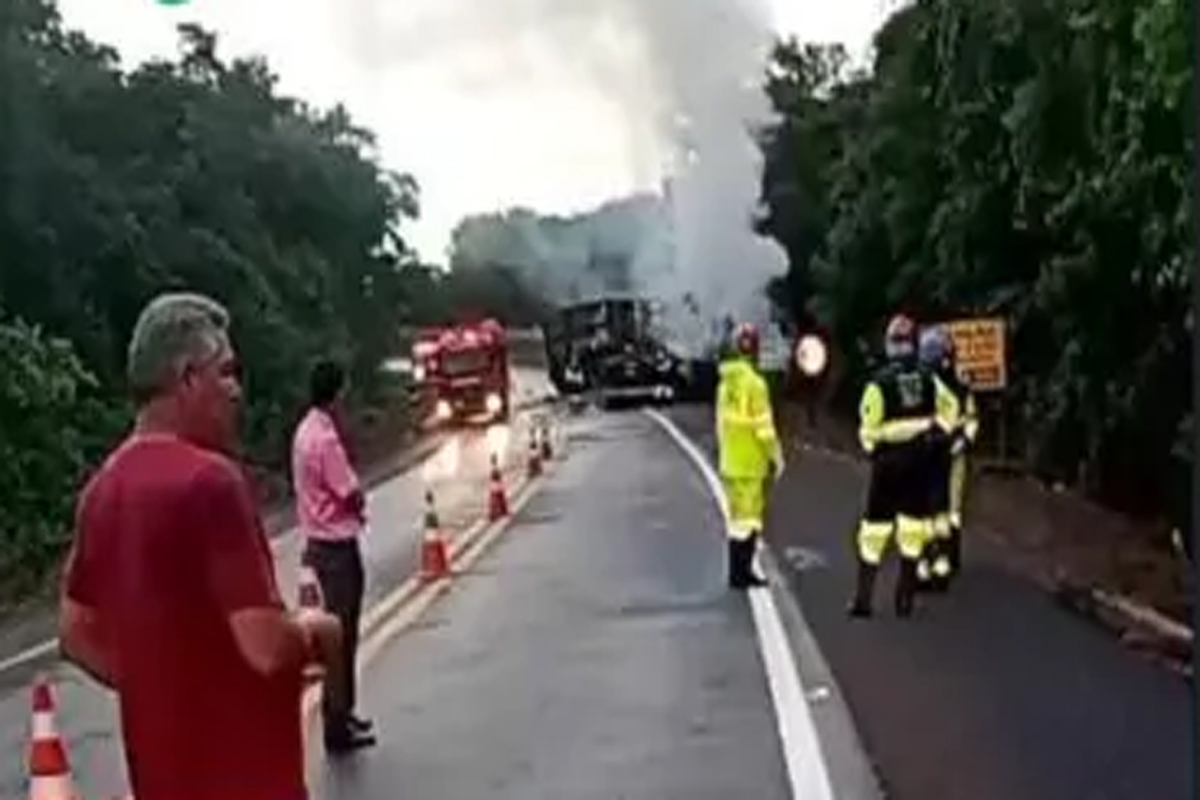 Motorista morre preso às ferragens após colisão frontal entre caminhões