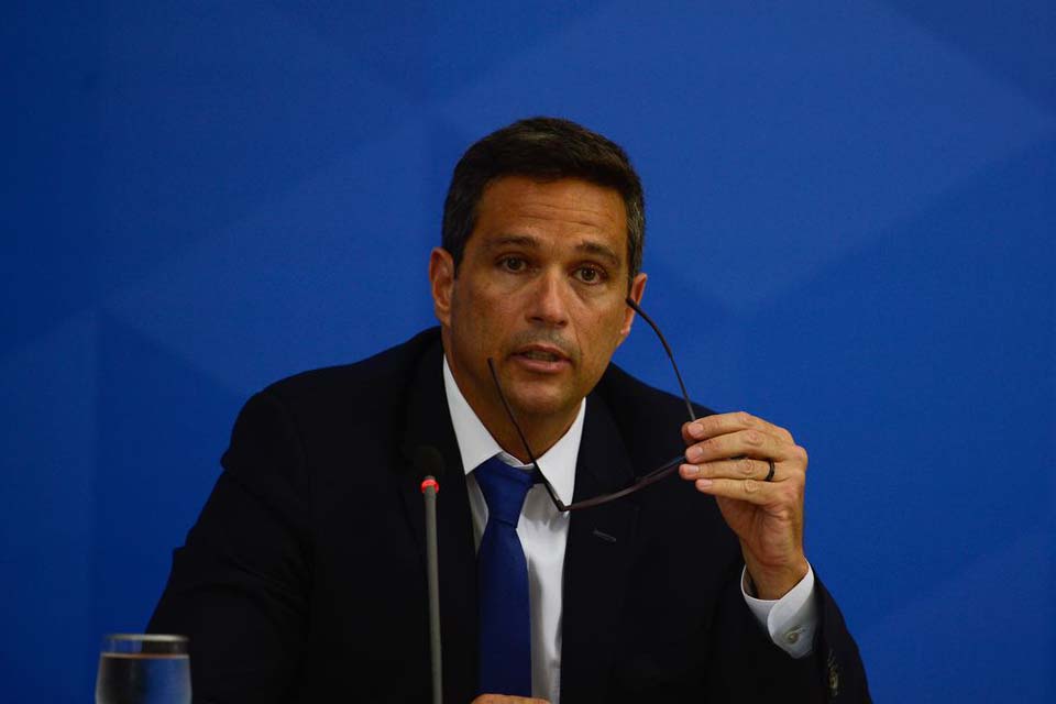 Queda da economia este ano pode superar 5%, diz Campos Neto