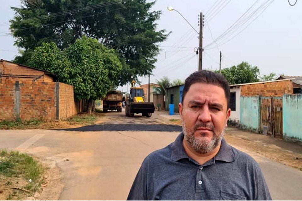 Semob realiza tapa-buracos no bairro Esperança da Comunidade à pedido do vereador Fogaça 