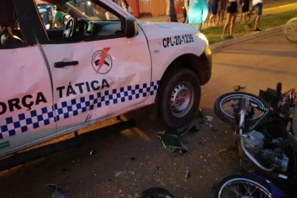 Dupla em fuga colide moto em viatura da Polícia Militar de Vilhena