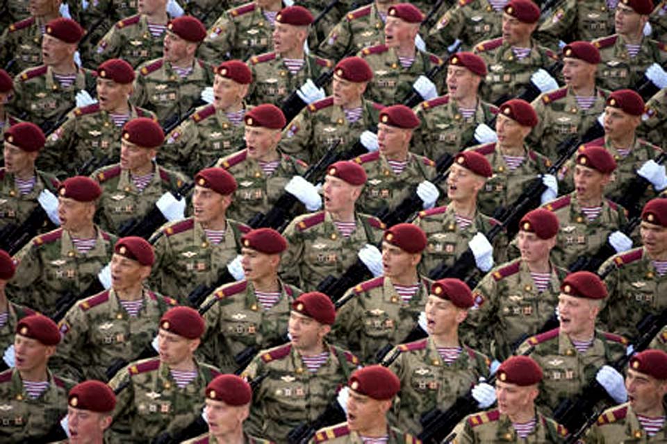 Comemorações do 'Dia da Vitória' em Moscou reforça discurso revisionista de Putin, diz imprensa francesa