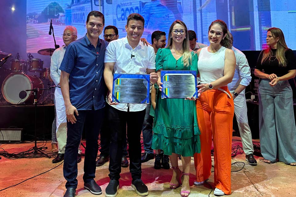 Deputado Cássio Gois concede honrarias ao prefeito e primeira-dama de Cacoal durante as comemorações dos 46 anos da cidade