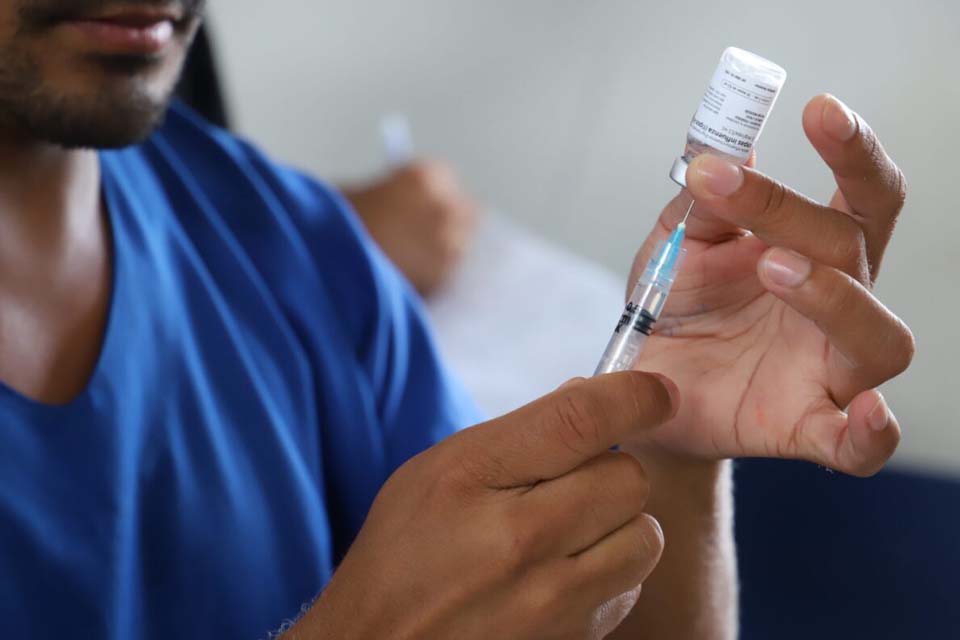 Rio vacina maiores de 80 anos contra nova cepa da covid-19