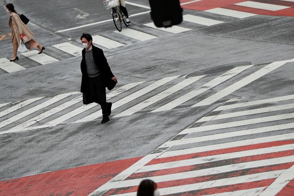 Novos casos da covid-19 dobram na China e bolsas de valores caem