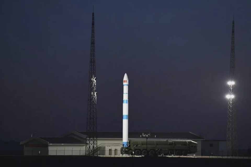 China lança satélite de tecnologia e inaugura parque industrial de foguetes em Wuhan