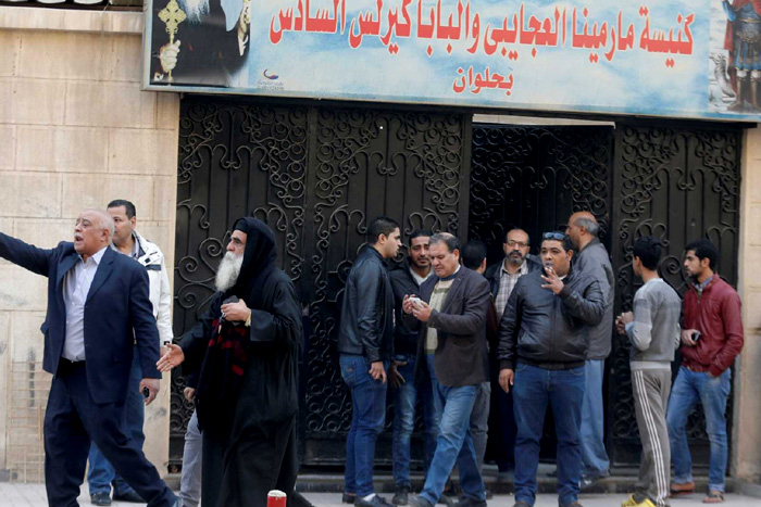 Atirador faz mortos e feridos ao tentar entrar em igreja no Egito