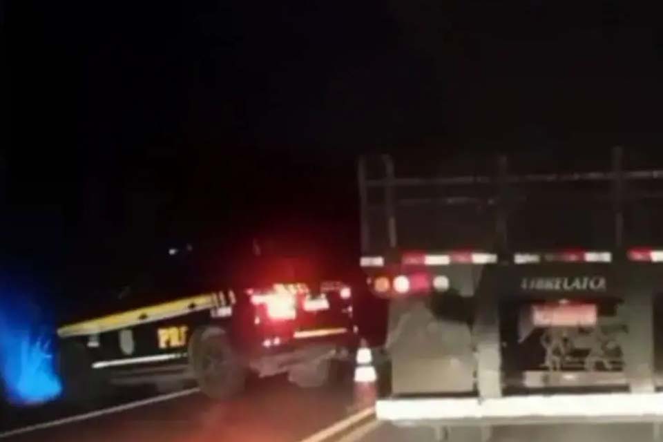 Motociclista morre em colisão frontal com caminhão na BR-364 