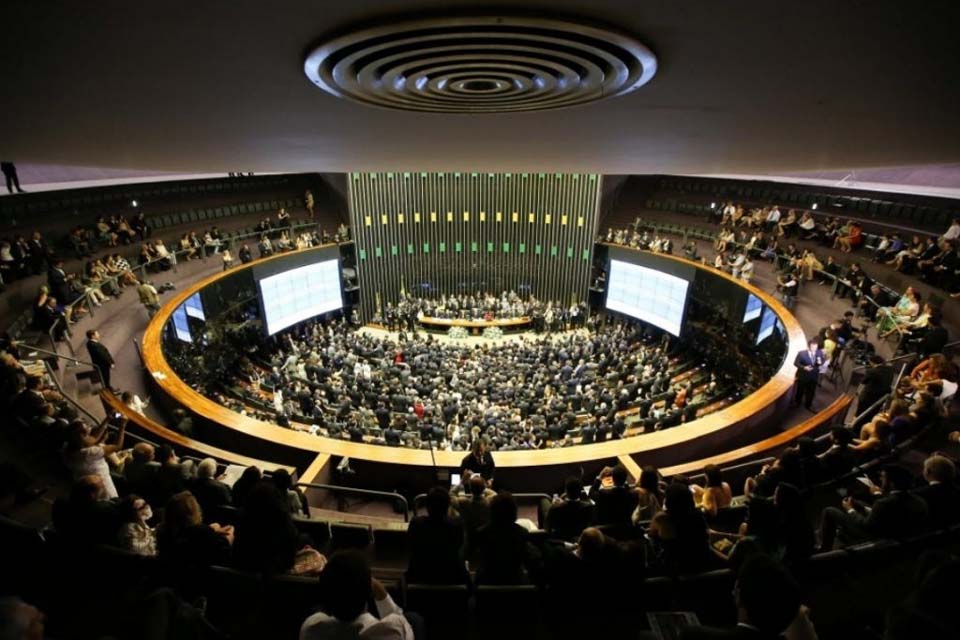 Resenha crítica : por - Magna Dos Anjos Queiroz