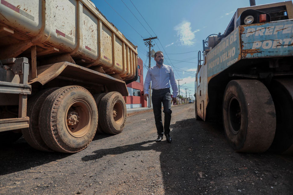 Prefeito Hildon Chaves acompanha obras de pavimentação no bairro Aponiã