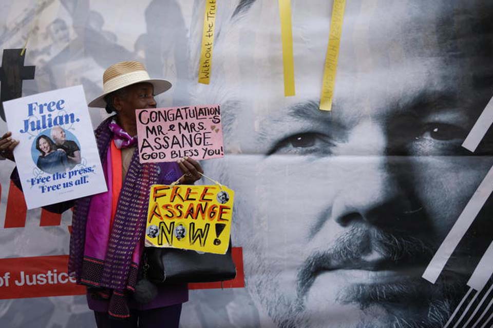Justiça britânica emite ordem de extradição contra Julian Assange