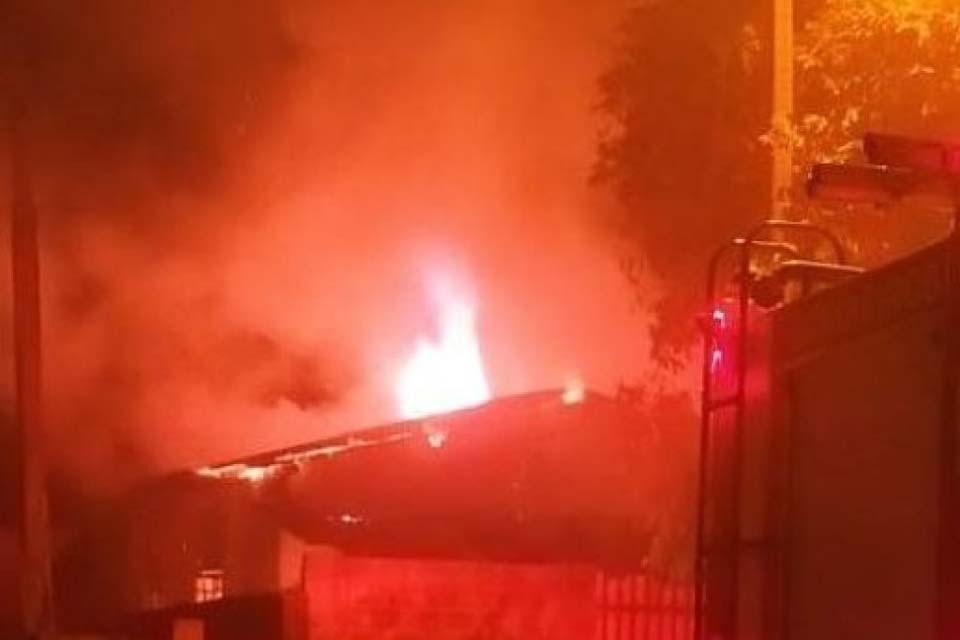 Casa frequentada por usuários de droga pega fogo na madrugada em Rolim de Moura