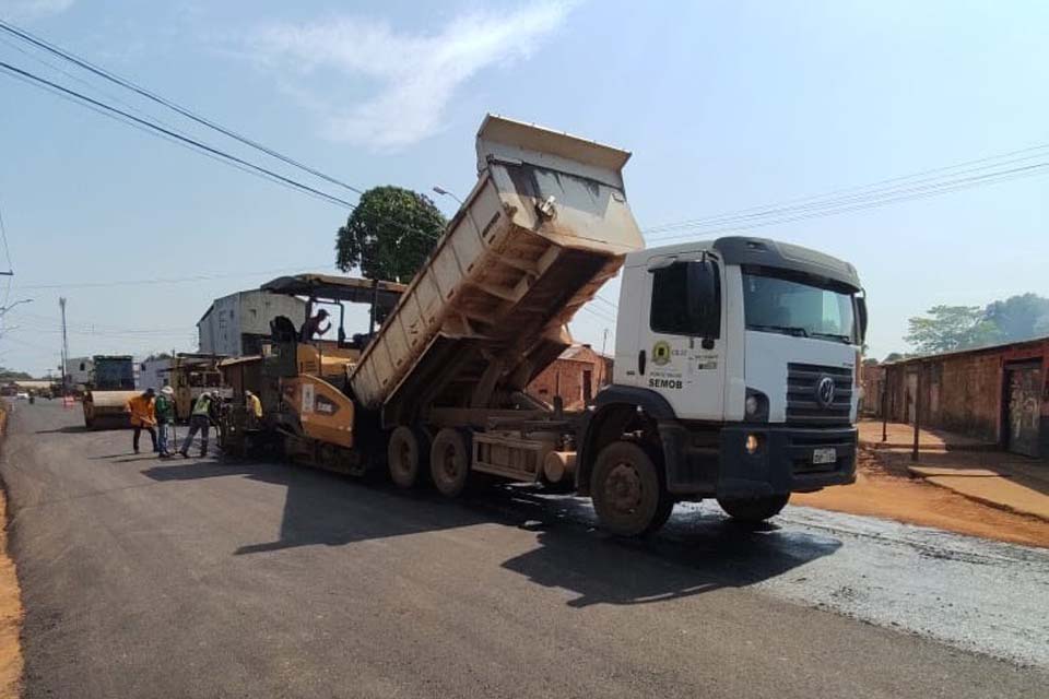 Serviços de recapeamento em Porto Velho chegam à rua Mané Garrincha, no bairro Jardim Santana