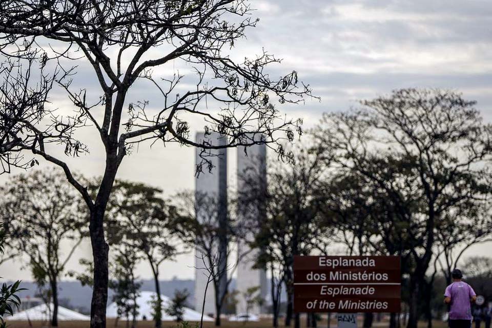 Reforma administrativa pretende revisar salários e número de carreiras