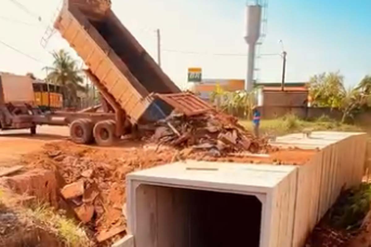 Prefeitura de Espigão do Oeste realiza obras de aterro e drenagem em várias vias