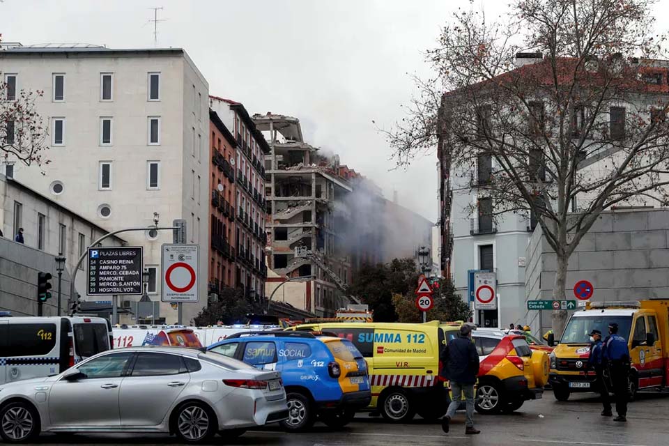 Explosão atinge prédio no centro de Madri