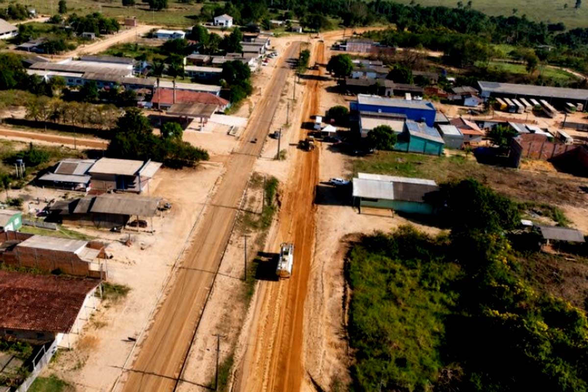 Governo assina ordem de serviço para a execução de 1 km de pavimentação asfáltica no distrito Estrela Azul