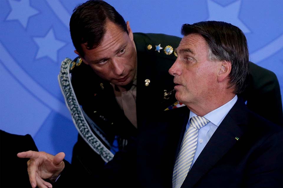Bolsonaro tem residência alvo de busca e apreensão da PF e ex-auxiliar de ordens é preso