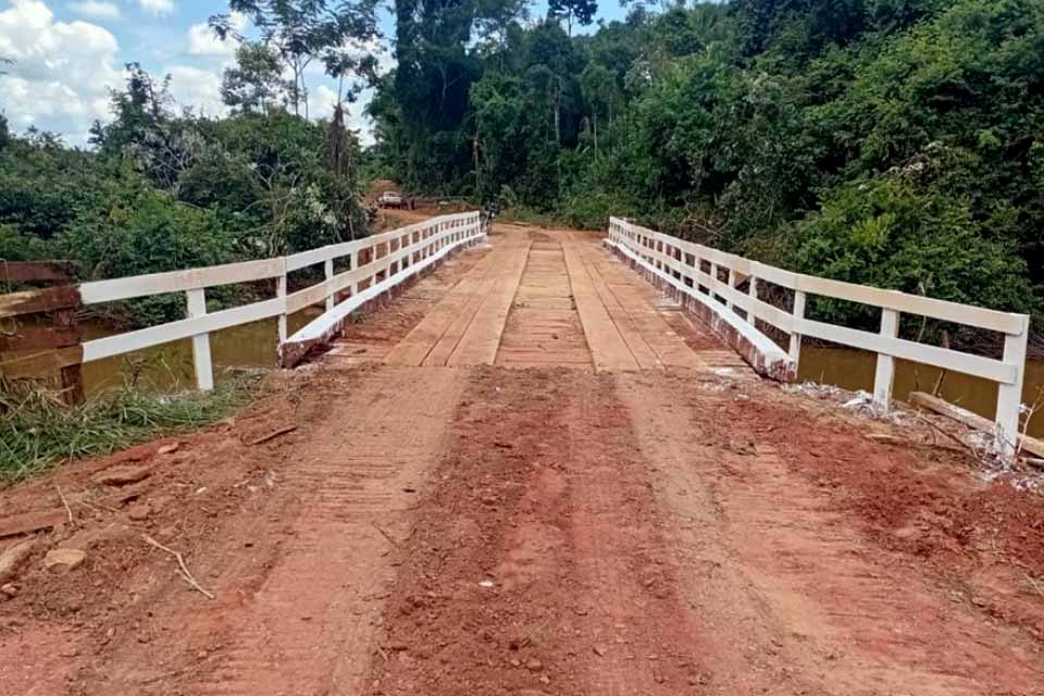 Prefeitura entrega mais uma ponte à comunidade da Linha 44, garantindo segurança  e melhores tráfego para os moradores