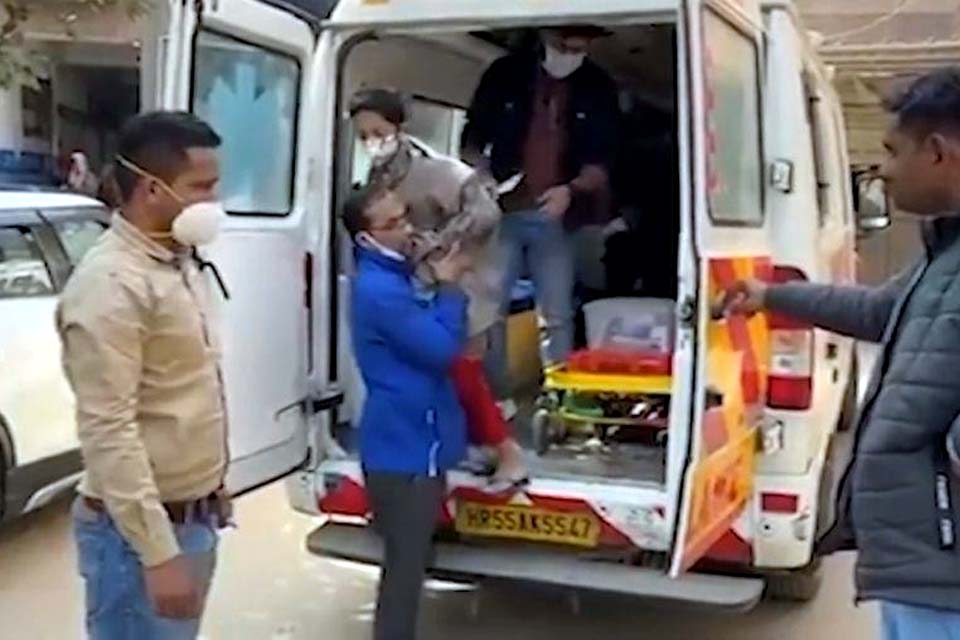 Mulher é retirada de casa após ficar 3 anos confinada com medo da covid