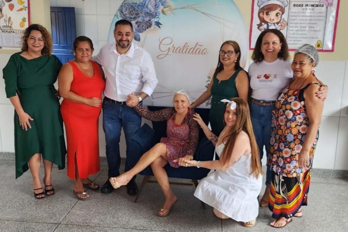 Merendeira é homenageada após 40 anos de dedicação