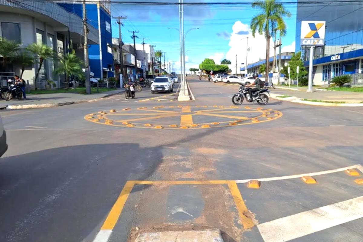 Com investimento do governo de Rondônia a sinalização viária avança em Jaru e amplia a segurança no trânsito 