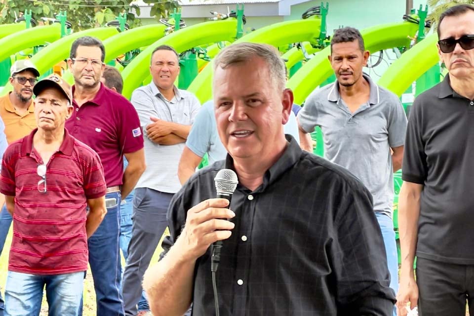 Deputado Lúcio Mosquini faz maratona de entregas de implementos nos municípios de Rondônia