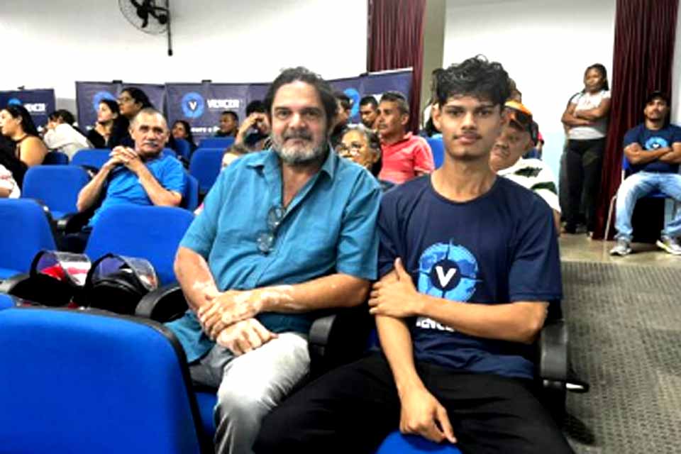 Pai e filho planejam parceria para trabalho ao concluírem cursos de capacitação profissional ofertados pelo governo 