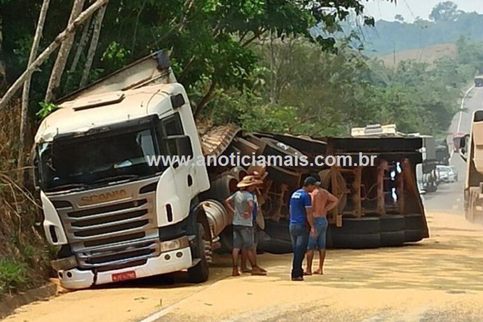 Reboque de carreta carregado de milho tomba na BR-364 