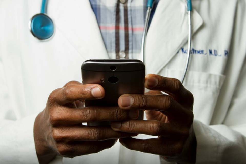 Revalida 2025/2: prazo para envio de diploma médico começa hoje