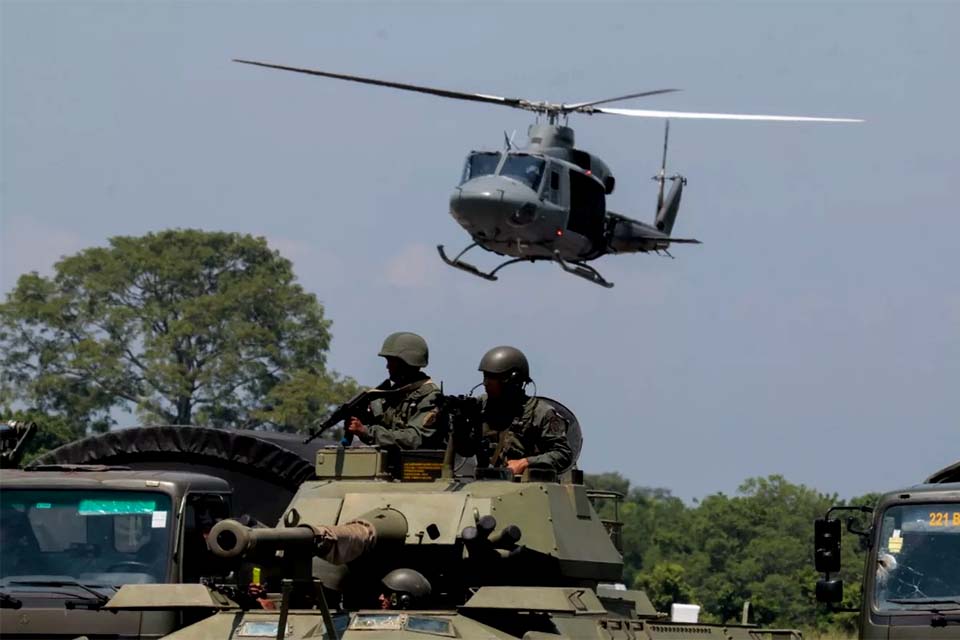 Venezuela inicia manobras militares na fronteira com a Colômbia