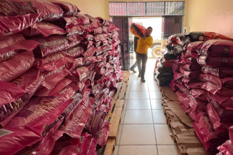 Prefeitura entrega cerca de 8 toneladas de ração para ONG acolhe em média de 400 a 500 animais, entre cães e gatos 