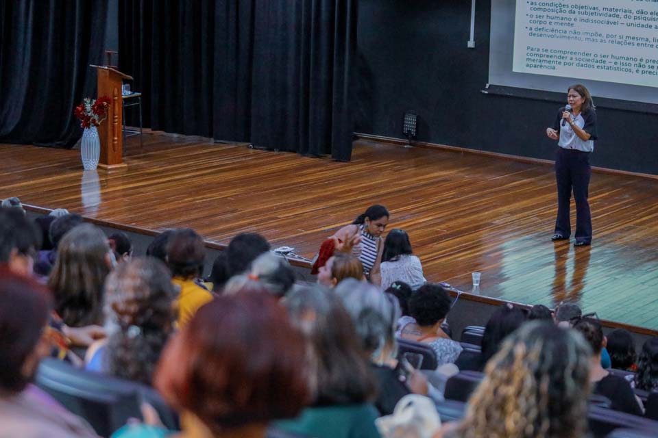 Professores recebem capacitação para atender alunos com necessidades especiais em Porto Velho