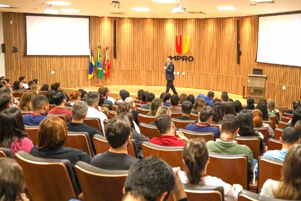 Temos que usar a IA para nos tornarmos mais humanos, diz juiz federal durante palestra no MPRO 