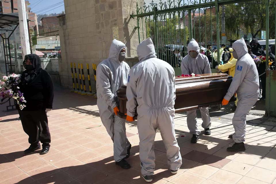 Policiais retiram mais de 400 corpos de casas e ruas na Bolívia; 85% deles vítimas do novo coronavírus