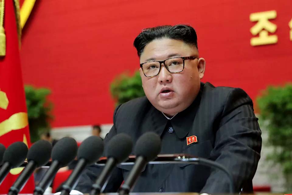 Líder norte-coreano se compromete a reforçar arsenal nuclear