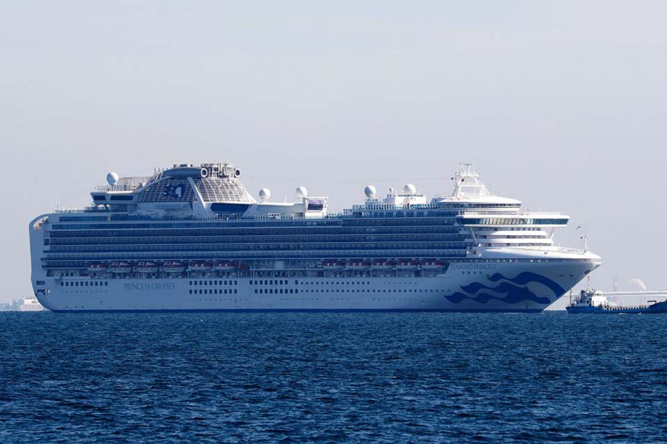 Especialistas vão examinar navio sob quarentena no Japão