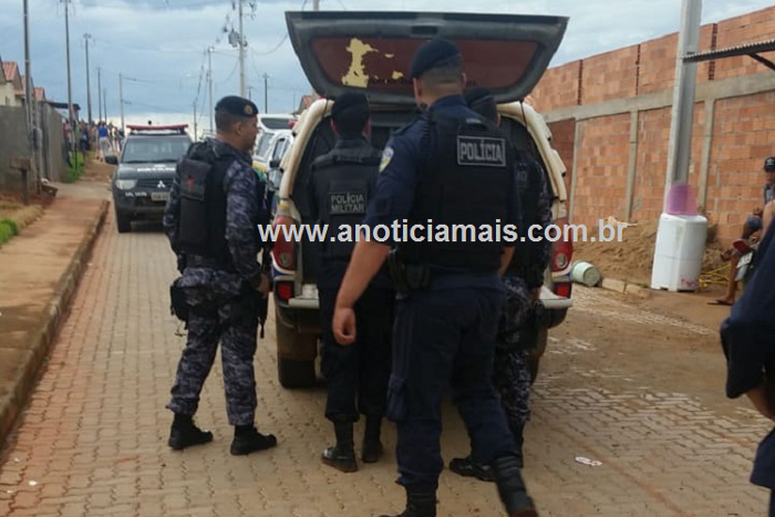 Trio com tornozeleiras é preso pela PM com arma de fogo e drogas