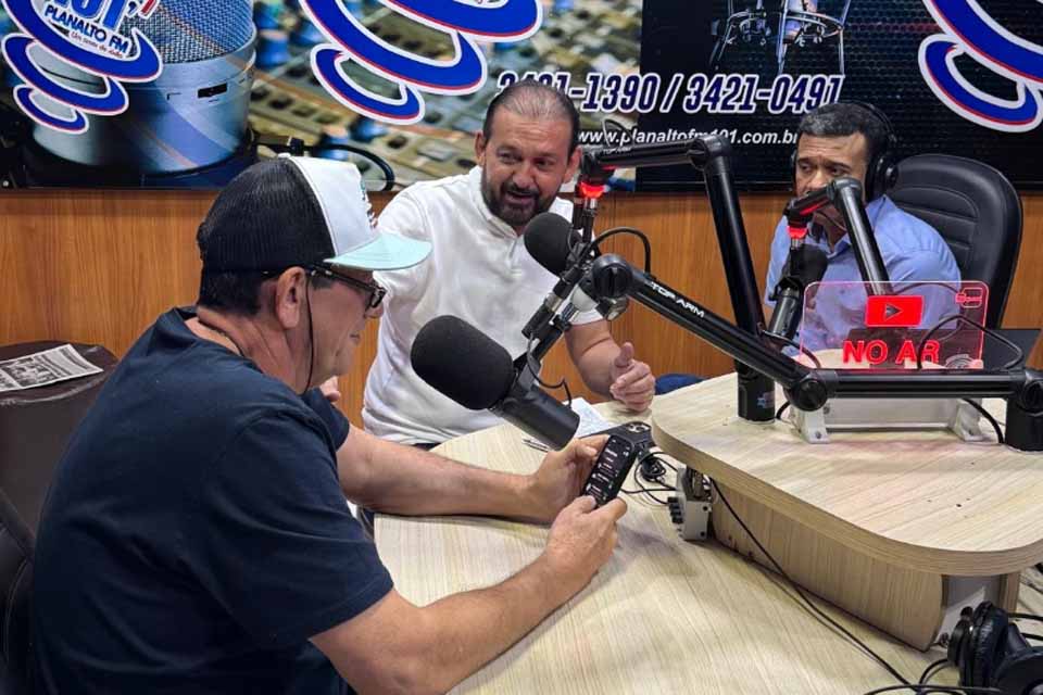 Laerte Gomes anuncia R$ 5 milhões para recuperação de estradas em Ji-Paraná durante entrevista na Rádio Planalto FM