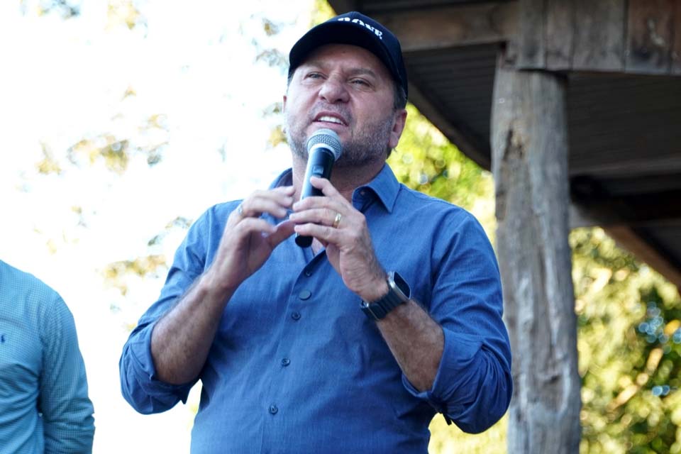 Recursos liberados pelo deputado Cirone Deiró garantem asfalto para bairro de Cacoal