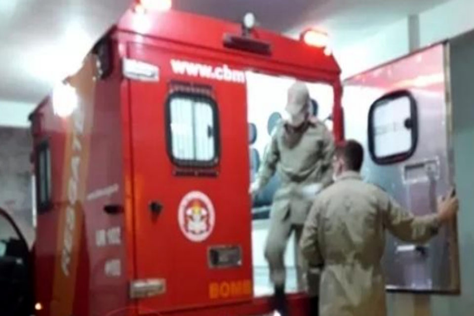 Motociclista sofre múltiplas fraturas ao colidir de frente com carreta