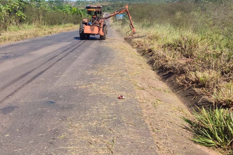 DER realiza roçagem nas margens da Rodovia-010 em Rolim de Moura até o município de Pimenta Bueno