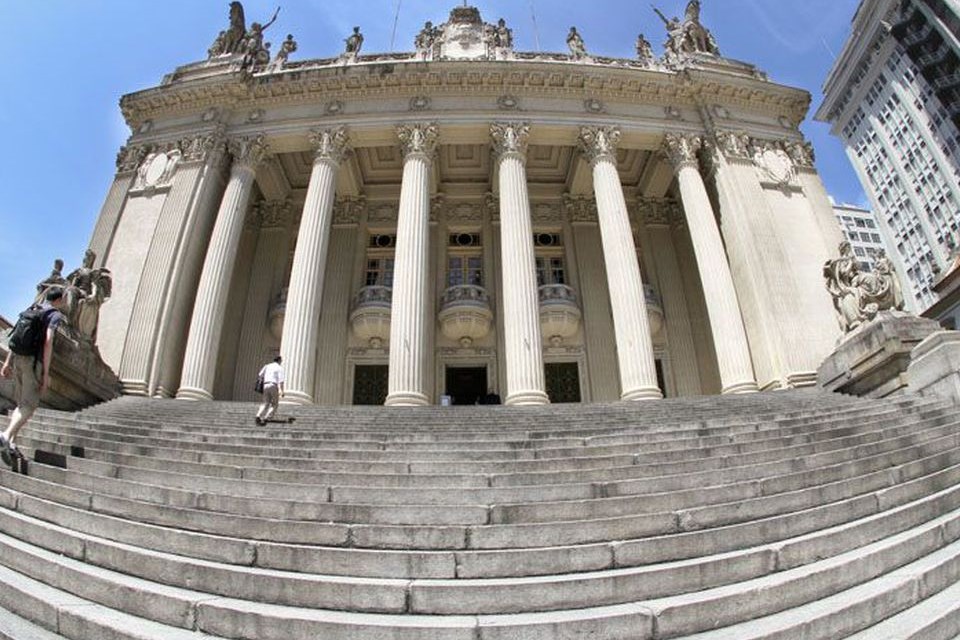 Ex-secretário de Saúde do Rio não responde perguntas de deputados