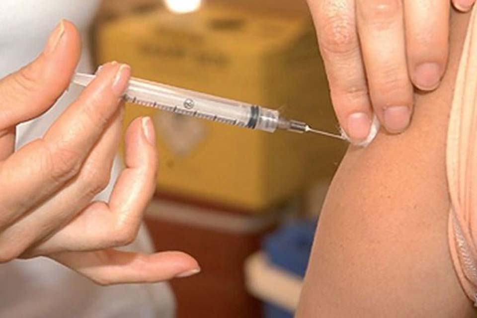 Após ficar em falta, vacina contra poliomielite volta aos postos de saúde 