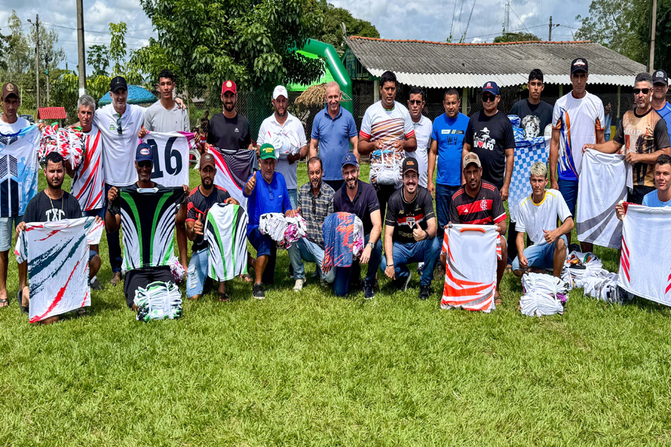 Ezequiel Neiva entrega uniformes para 26 equipes que disputarão a 4ª Taça Vila Marcão 