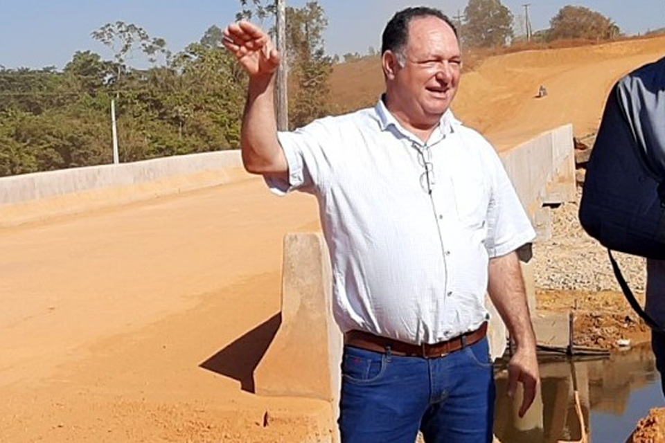 Pedro Fernandes anuncia rebaixamento de morros e recuperação da RO-408 em Campo Novo de Rondônia