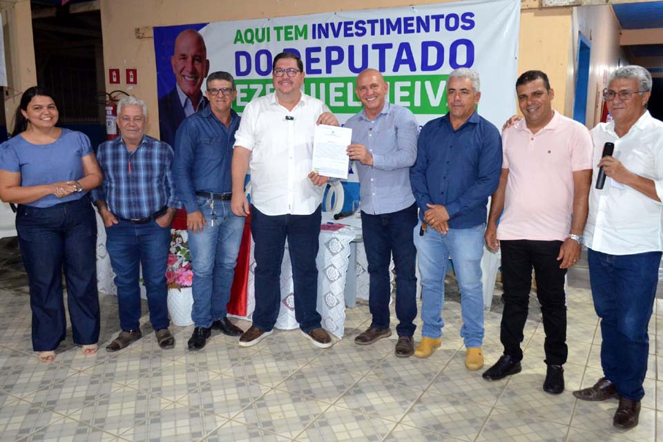 Ezequiel Neiva participa de assinatura da ordem de serviço para reforma total da Escola Bom Futuro